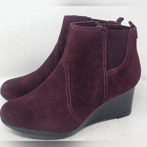 Clarks Collection Women's Burgandy Suede Wedge Heel Ankle Boot Size 5.5M